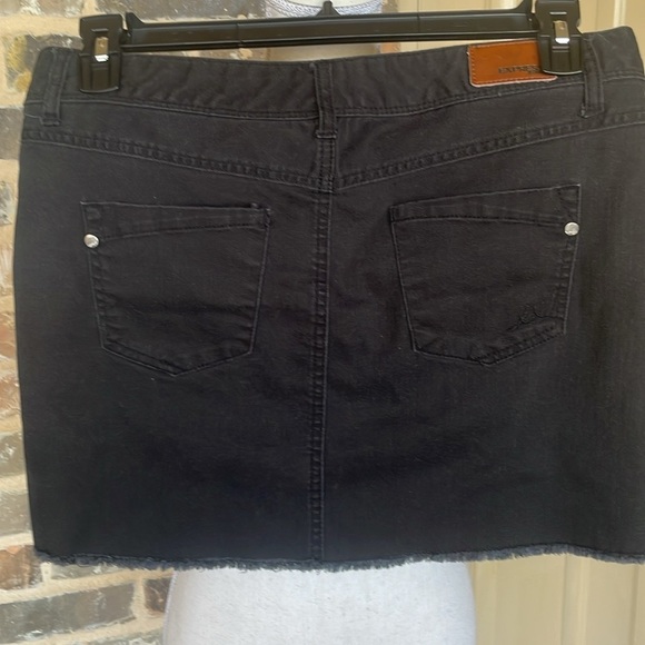 Express Black Denim Mini Skirt Stretch Raw Hem Classic 5-Pocket Mid Rise Size 8 - Picture 3 of 13